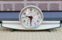 画像1: リズム時計・ベル付目覚まし・デイデイト昭和４０年代手巻き・可愛い日の出型