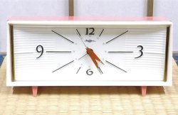画像1: リズム時計・昭和４０年代・ベル付き手巻き【一日巻】側面、後ろがピンク色