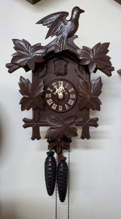 画像1: 手塚・鳩時計・昭和中期の機械式【２本の分銅が動力になっています】