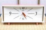 画像: リズム時計・昭和４０年代・ベル付き手巻き【一日巻】側面、後ろがピンク色
