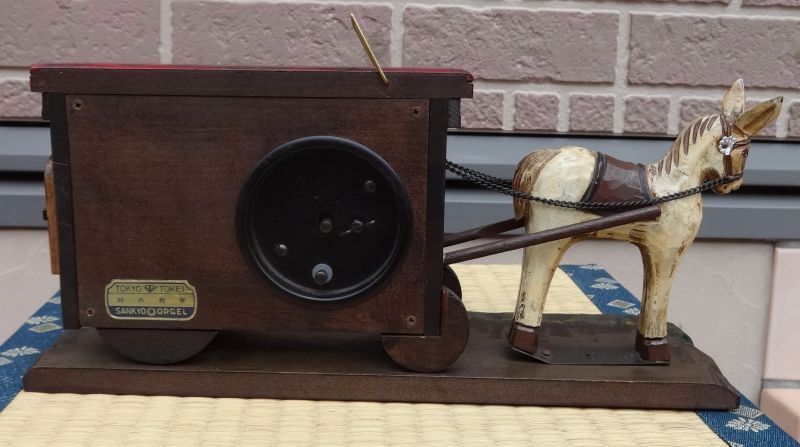 画像:  東京時計・馬車を引くロバ・昭和３０年代オルゴール付（峠の我が家）手巻き置き時計