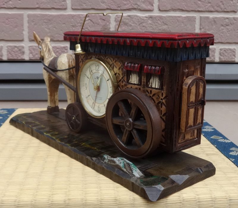画像:  東京時計・馬車を引くロバ・昭和３０年代オルゴール付（峠の我が家）手巻き置き時計