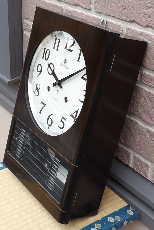 画像: アイチ時計・昭和４０年代一ヶ月巻き・横幅が大きく貫禄ある掛時計