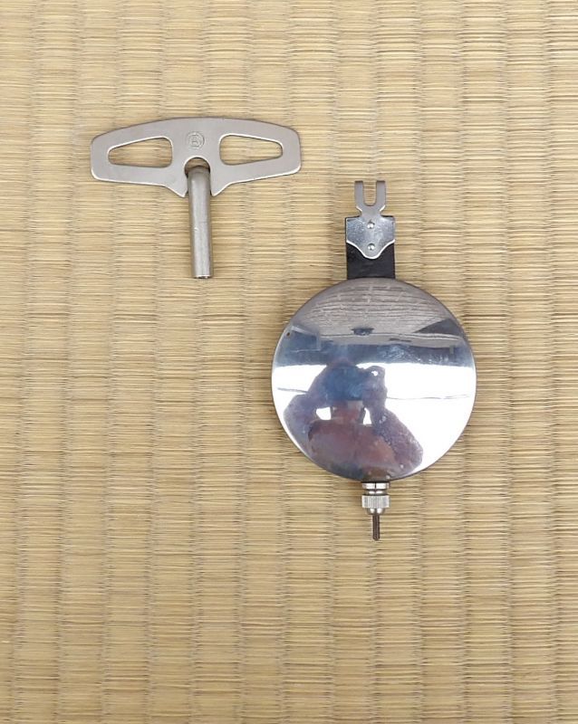 画像: アイチ時計・昭和４０年代一ヶ月巻き・横幅が大きく貫禄ある掛時計