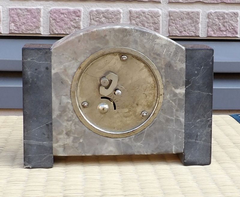 画像: MEIKO　TOKEI【名巧舎】・小さな大理石置き時計・６時位置の所で振り子のように動きます。