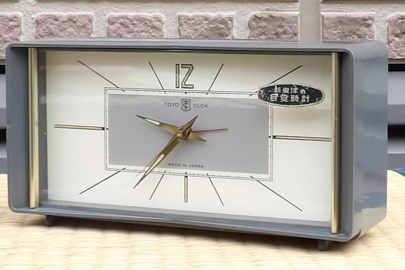 画像: 東洋時計・昭和３０年代のベル付き手巻き【一日巻】・落ち着いたグレイのケース