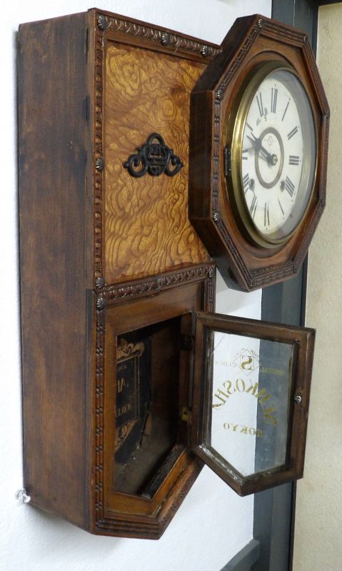 画像: 八角八日まき掛時計・ですが、特殊加工された面白時計・銓工舎のシールが