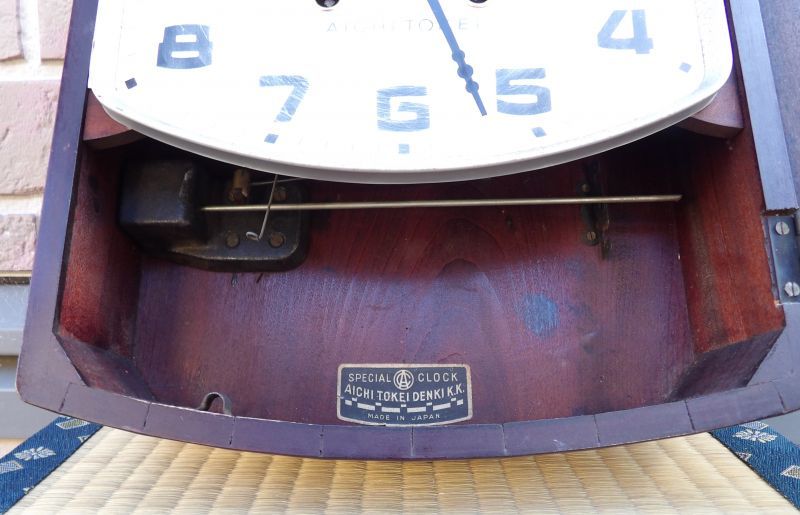 画像: 愛知時計・小ぶりな【珍しい形】八日巻き掛時計・昭和中期
