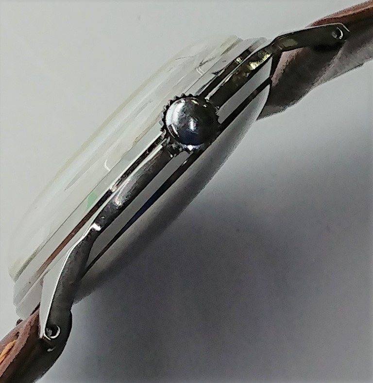 画像:  Cマークのシチズン新本中三針・昭和３０年代紳士手巻き・変わりインデックス