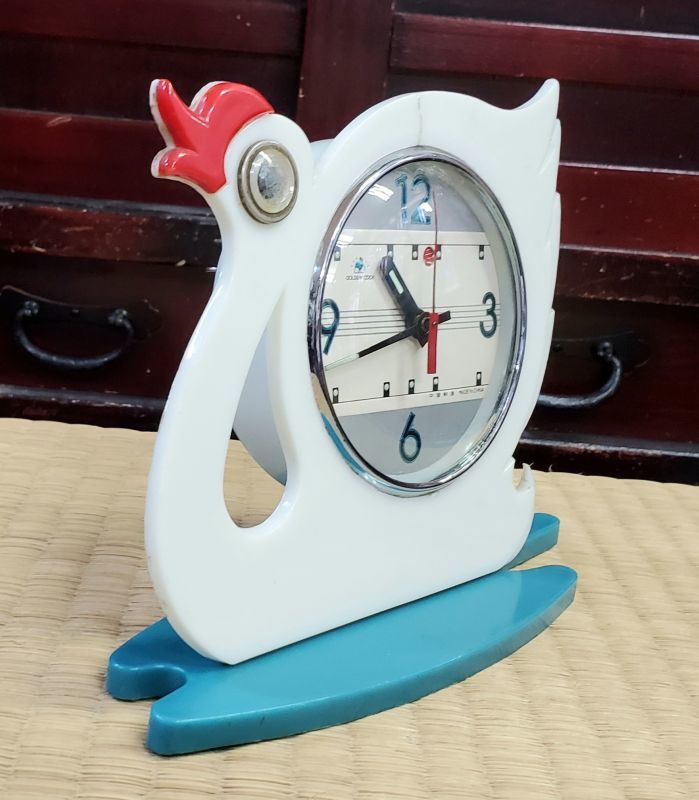 画像: 白鳥の形の可愛い置き時計・昭和中期の中国製一日巻き・ベル付き目覚まし