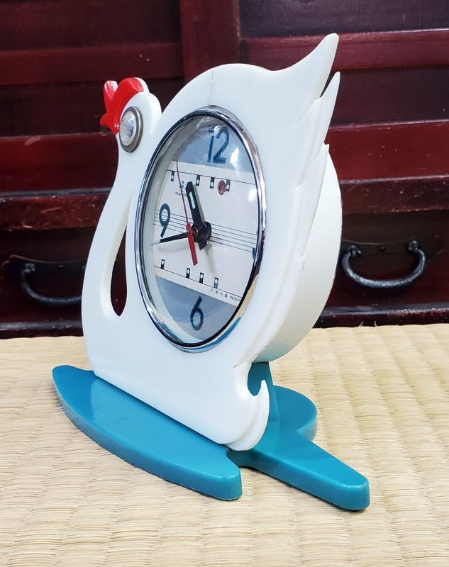 画像: 白鳥の形の可愛い置き時計・昭和中期の中国製一日巻き・ベル付き目覚まし
