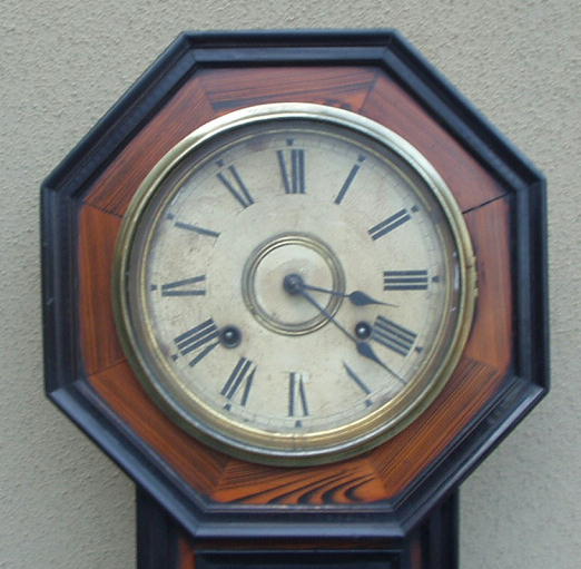 画像: 木目の美しい八角時計